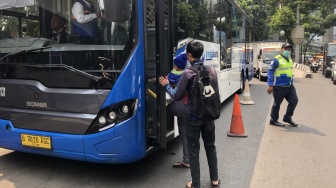 Penumpang Transjakarta Pilih Jalan Kaki karena Bus Terjebak Macet Imbas Rekayasa Lalu Lintas KTT ASEAN