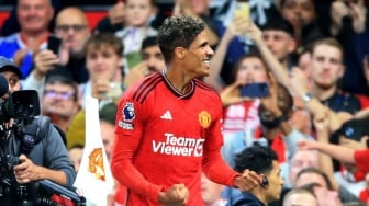 Raphael Varane Cuma Bek Medioker, Harry Maguire Dianggap Lebih Berkontribusi untuk Manchester United