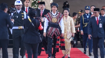 Presiden Joko Widodo bersama Ibu Negara Irian Joko Widodo saat menghadiri Sidang Tahunan DPR MPR dan Pidato Kenegaraan di Gedung Nusantara, Kompleks Parlemen, Senayan, Jakarta, Rabu (16/8/2023). [Suara.com/Alfian Winanto/Pool via Dokumentasi Parlemen]