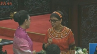 Menteri Luar Negeri Republik Indonesia Retno Marsudi Pakai Baju Adat Toraja