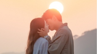 Spoiler Heartbeat Episode 16: Taecyeon dan Won Ji An Ciuman di Bawah Sunset