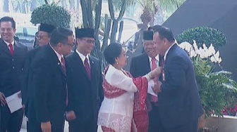 Momen Megawati Rapikan Dasi Firli Bahuri Saat Tiba Di Gedung Nusantara
