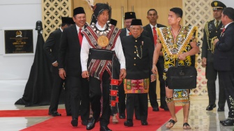 Presiden Joko Widodo bersama Wakil Presiden Ma'rud Amin saat menghadiri Sidang Tahunan DPR MPR dan Pidato Kenegaraan di Gedung Nusantara, Kompleks Parlemen, Senayan, Jakarta, Rabu (16/8/2023). [Suara.com/Alfian Winanto/Pool via Dokumentasi Parlemen]