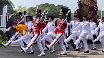 Momen Sepatu Lepas Pembawa Bendera Merah Putih, Lilly Indriani Tetap Bikin Bangga Papua