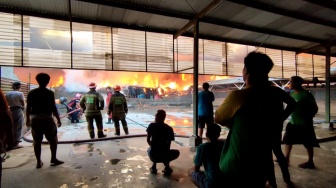 Hingga Malam Hari, Petugas Masih Berjibaku Padamkan Kebakaran Gudang Kain di Desa Manang Sukoharjo