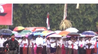 Koster Sayangkan ASN di Lapangan Renon Pakai Payung Saat Upacara 17 Agustus