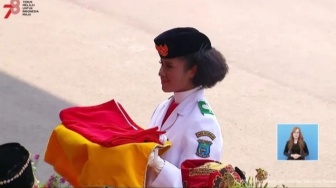 Pembawa Baki Bendera Lilly Wenda Tetap Fokus Meski Sepatu Lepas Tuai Pujian