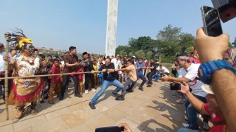 Anies Baswedan Ikut Rangkaian Lomba 17 Agustus, Tumbang saat Main Gebuk Bantal