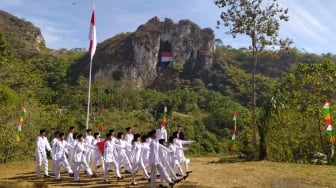 HUT Kemerdekaan RI ke-78, Bendera Merah Putih Raksasa Berkibar di Atas Tebing Hawu Bandung Barat