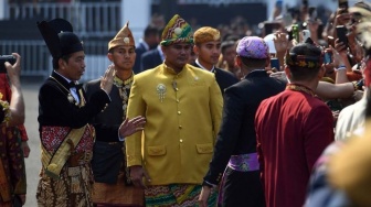 Kenakan Pakaian Raja Keraton Kasunanan Surakarta, Jokowi Kirim Pesan Segera Pulang Solo?