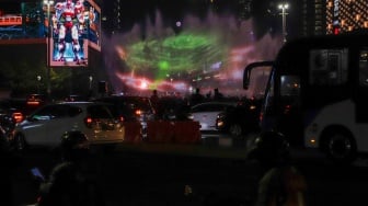 Pertunjukkan video mapping pada air mancur di Bundaran Hotel Indonesia, Jakarta, Kamis (17/8/2023). [Suara.com/Alfian Winanto]