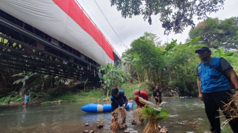 Prihatin Budaya Buang Sampah ke Sungai, Bendera Merah Putih Raksasa Berkibar di Atas Sungai Winongo