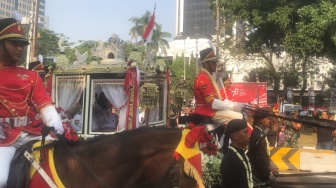 Merinding! Kirab Bendera Pusaka Dan Teks Proklamasi Dibawa Pakai Kereta Kencana