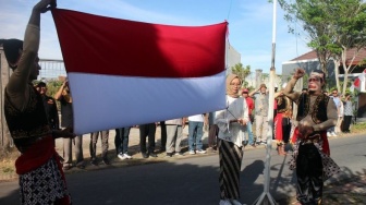 Unik! Petruk dan Bagong Jadi Pengerek Bendera Merah Putih dalam Upacara HUT ke-78 RI di Solo