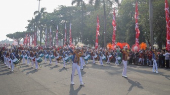 Pasukan marching band memeriahkan Kirab Bendera Pusaka menuju Istana Merdeka di Jakarta, Kamis (17/8/2023). [Suara.com/Alfian Winanto]