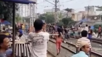 Jelang Penurunan Bendera Pusaka di Istana, Tawuran Antarwarga Pecah di Pasar Gaplok