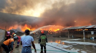Foto-foto Kebakaran Gudang Kain di Desa Manang Sukoharjo: Asap Membumbung, Truk Ikut Terbakar