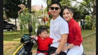 Nikita Willy - Indra Priawan Bonceng Baby Issa Naik Vespa di HUT ke-78 RI, Netizen Pertanyakan Gayanya