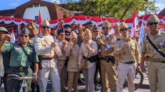 Rayakan HUT RI-78, Kibarkan Bendera Sambil Berkeliling Naik Sepeda Onthel