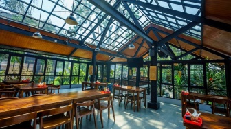 Bawa Suasana Musim Panas, Restoran Bebek Legendaris Ini Ramaikan Destinasi Wisata Kuliner Bandung