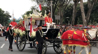 Antusias Masyarakat Saksikan Kirap Bendera Pusaka Merah Putih di Depan Istana Merdeka