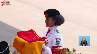 Sepatu Lepas Saat Pengibaran Bendera, Sikap Tenang Lilly Wenda Pembawa Baki Tuai Pujian Netizen