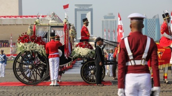 Paskibraka membawa duplikat bendera pusaka merah putih dan teks proklamasi saat Kirab Bendera Pusaka menuju Istana Merdeka di Jakarta, Kamis (17/8/2023). [Suara.com/Alfian Winanto]