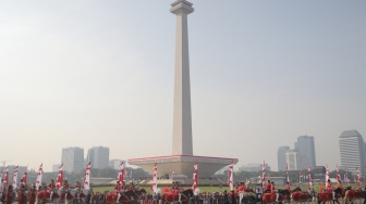 Pasukan berkuda mengiringi Kereta kencana yang membawa duplikat bendera pusaka merah putih dan teks proklamasi saat Kirab Bendera Pusaka menuju Istana Merdeka di Jakarta, Kamis (17/8/2023). [Suara.com/Alfian Winanto]