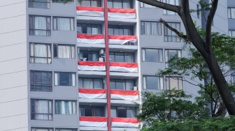 Bendera Merah Putih terpasang di balkon Apartemen Taman Rasuna, Kompleks Episentrum, Jakarta, Jumat (18/8/2023). [Suara.com/Alfian Winanto]