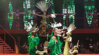 Penari tampil dalam Pagelaran Sabang Merauke di Jiexpo Theatre, Kemayoran, Jakarta, Jumat (18/8/2023). [Suara.com/Alfian Winanto]