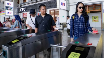 Penumpang menggunakan Kartu Multi Trip (KMT) commuterline Edisi Khusus HUT RI ke-78 di Stasiun Jakarta Kota, Jumat (18/8/2023). [Suara.com/Alfian Winanto]