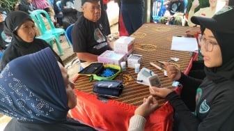 Komunitas Warteg Gelar Pengecekan Kesehatan Gratis Bareng Ibu-Ibu dan Lansia di Tasikmalaya