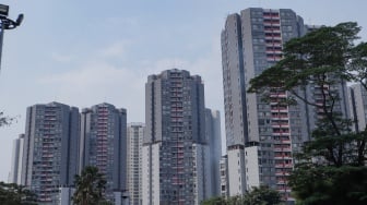 Ratusan bendera Merah Putih terpasang di balkon Apartemen Taman Rasuna, Kompleks Episentrum, Jakarta, Jumat (18/8/2023). [Suara.com/Alfian Winanto]