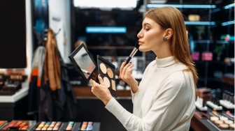 Jangan Asal Coba, Ini 5 Cara Aman Memakai Tester Make Up di Gerai Kosmetik