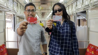 Penumpang menunjukkan Kartu Multi Trip (KMT) commuterline Edisi Khusus HUT RI ke-78 di Stasiun Jakarta Kota, Jumat (18/8/2023). [Suara.com/Alfian Winanto]