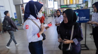 Petugas menawarkan Kartu Multi Trip (KMT) commuterline Edisi Khusus HUT RI ke-78 kepada penumpang di Stasiun Jakarta Kota, Jumat (18/8/2023). [Suara.com/Alfian Winanto]