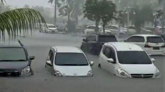 Hujan Deras, Parkiran Mobil Terminal Feri Batam Terendam Banjir