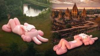 Patung Raksasa Kaws di Candi Prambanan, Ini Penampakannya