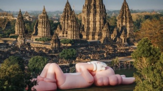 Fakta Menarik KAWS:HOLIDAY, Patung Raksasa Karya Brian Donelly Rebahan di Candi Prambanan