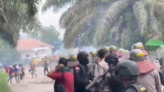 BREAKING NEWS: Demo di PT Duta Palma Agro Bengkayang Ricuh! Polisi Tembakkan Gas Air Mata, Mobil-Mobil Dirusak Massa