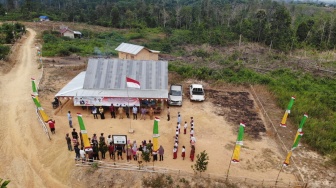 Perusahaan Infrastruktur dan Logistik MBJ Rayakan HUT ke-78 Bersama Anak-anak Suku Anak Dalam Sungai Badak