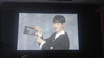 Spesial Banget, Hwang Min Hyun Kasih Hadiah Ini buat Semua Penggemar di Konser