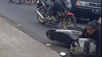 Bikin Gregetan, Naik Motor sambil Main Handphone Cewek Ini Berakhir Nyungsep di Aspal