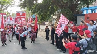 Jalan Sehat Massal PDIP Solo, Ini Momen Kevin Fabiano Beri Salam Santun ke Senior Partai