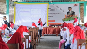 Relawan Sandiaga Uno Beri Peluang Usaha Baru dengan Gelar Pelatihan Membuat 'Ledre' untuk Emak-emak Bojonegoro