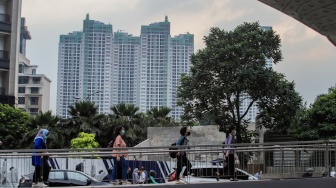 Masyarakat berjalan sambil menggunakan masker di Jalan MH Thamrin, Jakarta, Senin (21/8/2023). [Suara.com/Alfian Winanto]