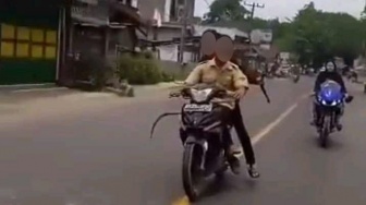 Sok Jago! Remaja Acungkan Celurit di Jalanan Langkat, Berujung 4 Orang Ditangkap