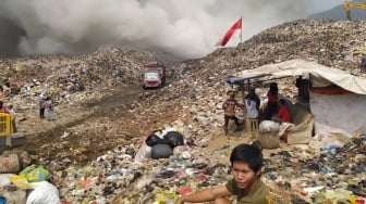 Breaking News! Kebakaran Gunungan Sampah TPA Sarimukti Masih Berlangsung Sampai Hari Ini