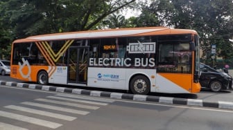 Bus listrik Transjakarta melintas di kawasan Bulungan, Jakarta, Selasa (22/8/2023). [Suara.com/Alfian Winanto]