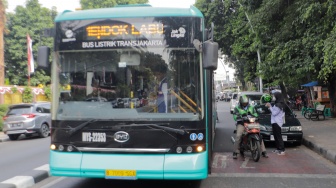 Bus listrik Transjakarta melintas di kawasan Bulungan, Jakarta, Selasa (22/8/2023). [Suara.com/Alfian Winanto]